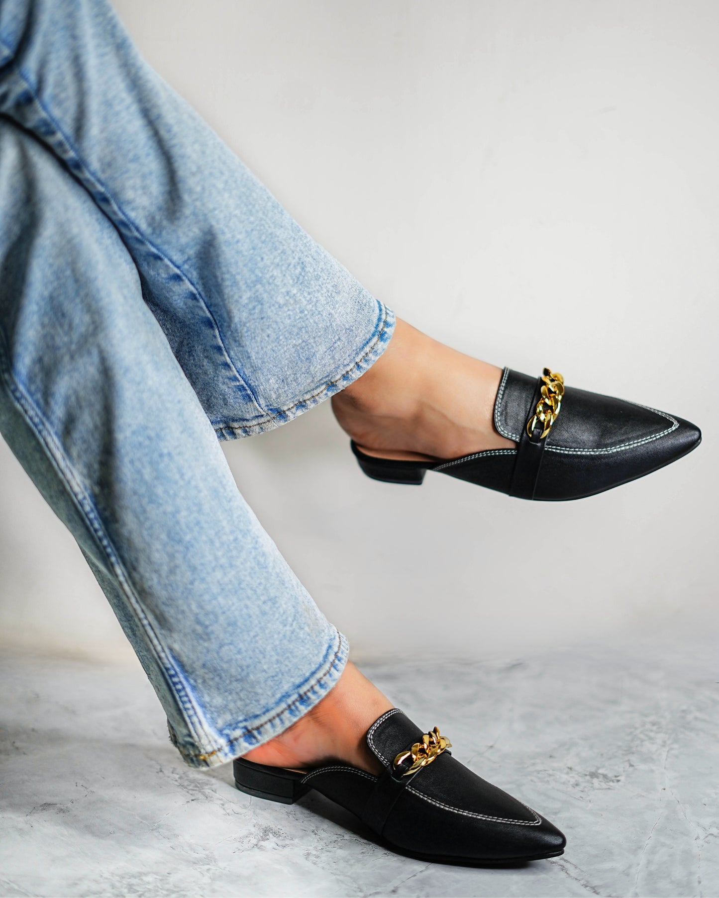 Donna Golden Chain Black Mules - In Feet